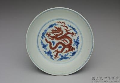 图片[2]-Dish with dragons in overglaze red and waves in underglaze blue, Ming dynasty (1368-1644)-China Archive